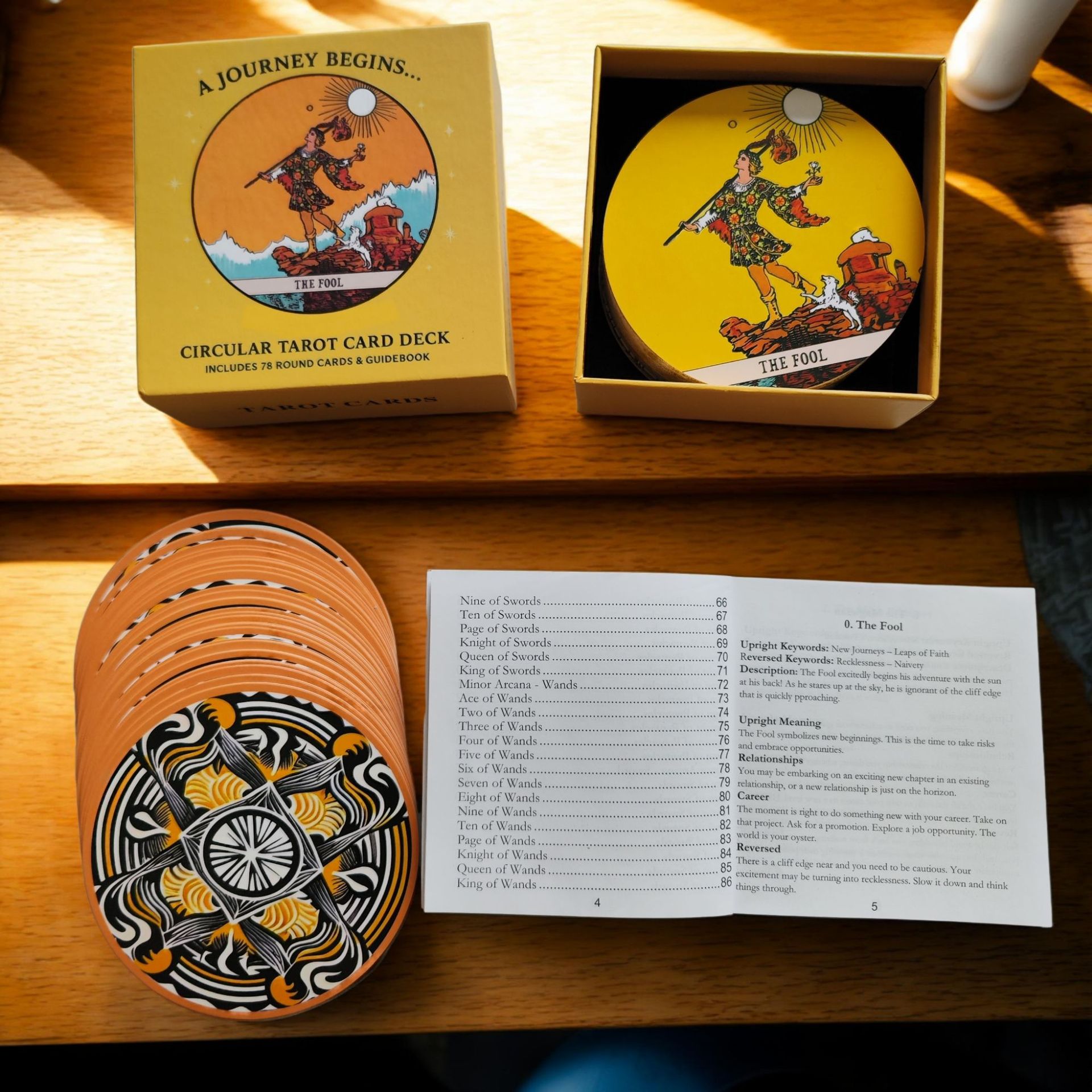 円形タロットカードデッキ、78枚の丸型カードと紙製ガイドブッ - Tarot Deck With Guidebook のレビューと価格